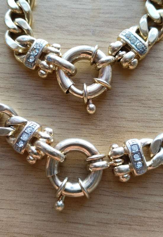 Beautiful gold coloured ladies matching necklace with bracelet.