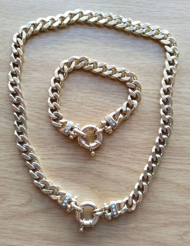 Beautiful gold coloured ladies matching necklace with bracelet.