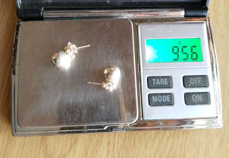 Beautiful Sterling silver ball and chain ladies earrings. 9.56 grams.