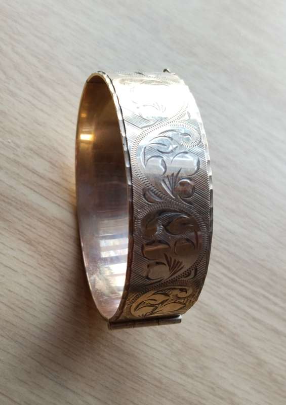 Beautiful 9ct gold metal core engraved ladies bracelet. 20mm thick.