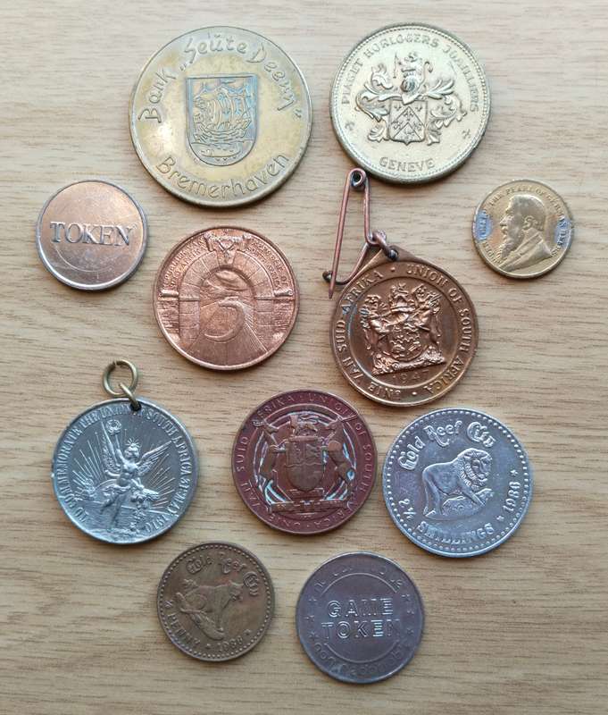 Collection of 11 old Tokens. Some good.