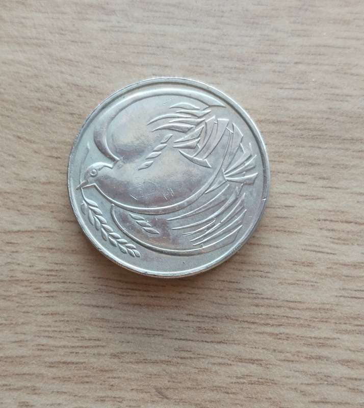 Great Britain Queen Elizabeth II Dove of Peace Commemorative Two Pounds.