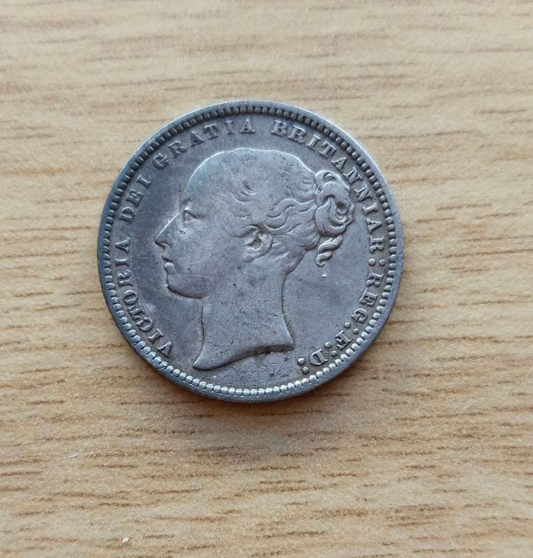 Great Britain Queen Victoria 1874 ( die number 74 ) Silver Shilling.