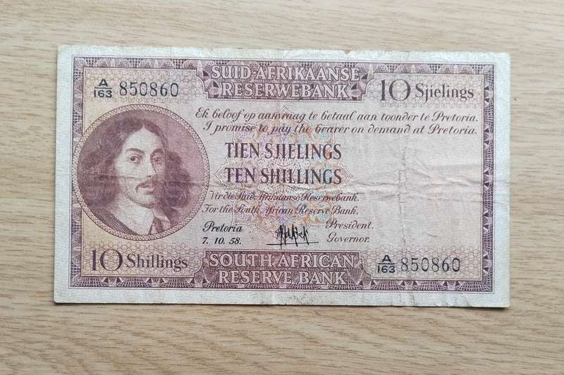 South Africa M.H. de Kock 7.10.58 Ten Shillings Bank Note. (860)