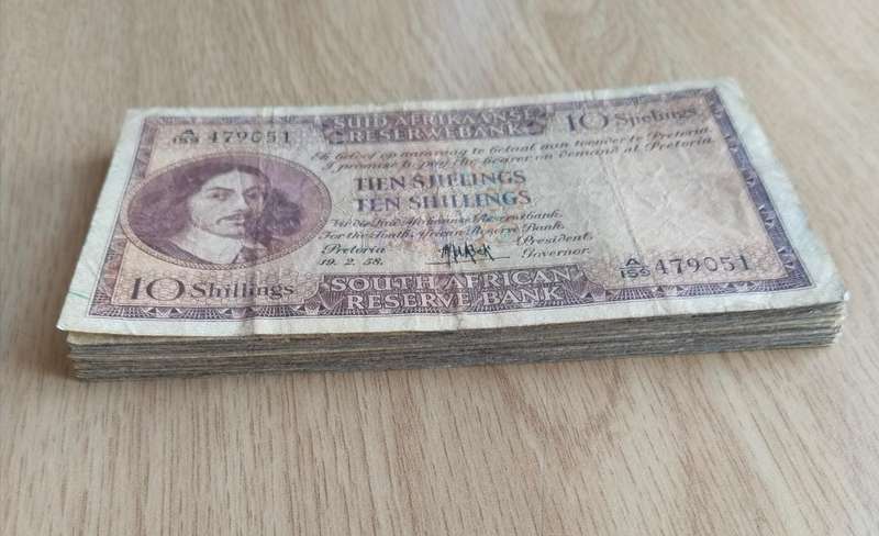 South Africa M.H. de Kock collection of 30 old ten Shillings Bank Notes. One bid takes all.