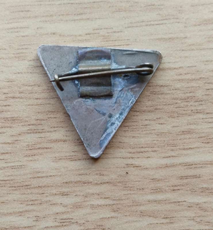 Great Britain WW11 Speed The Victory 1944 Winston Churchill Badge.