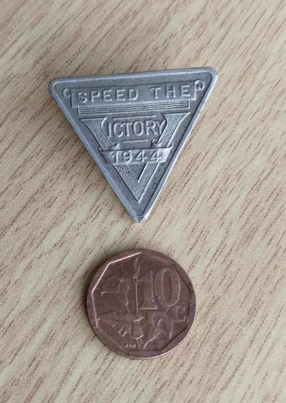 Great Britain WW11 Speed The Victory 1944 Winston Churchill Badge.