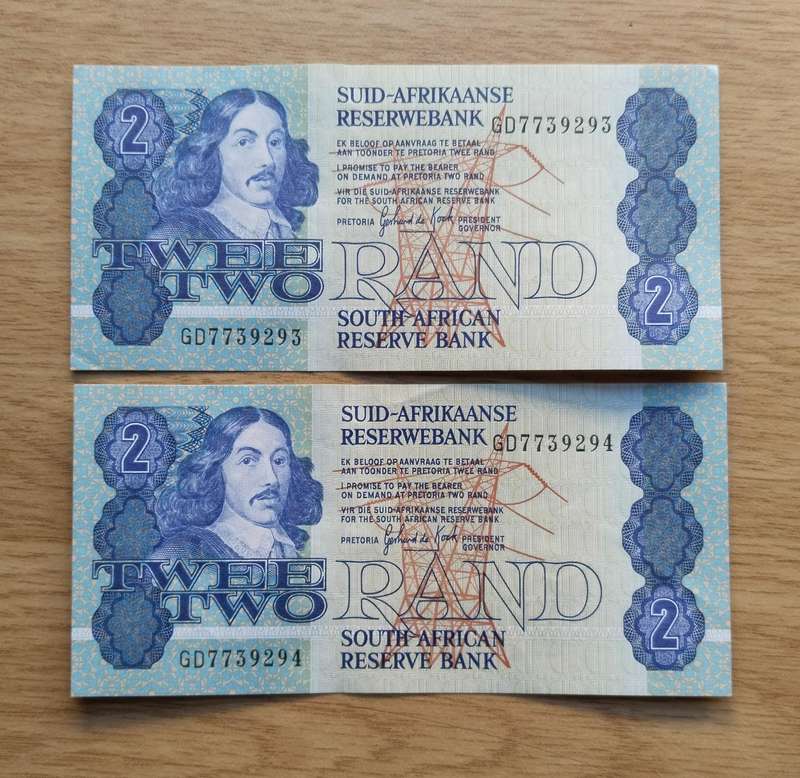 South Africa de Kock 2 consecutive number R2 Bank Notes. (293-294)