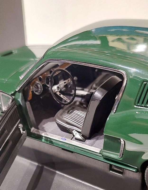 **VERY RARE/Boxed** 1/18 AUTOart Ford Mustang GT390 Steve McQueen's 'Bullitt' Version Green (72811)