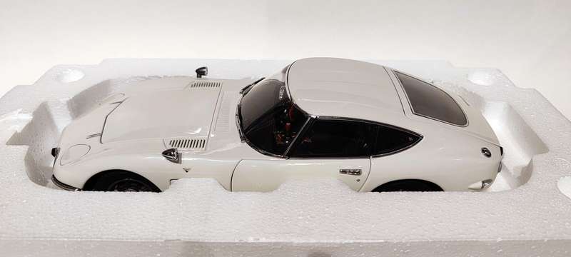 **VERY RARE/Mint/Boxed** 1/18 AUTOart Millennium Toyota 2000GT Coupe (Upgraded) White (78747)