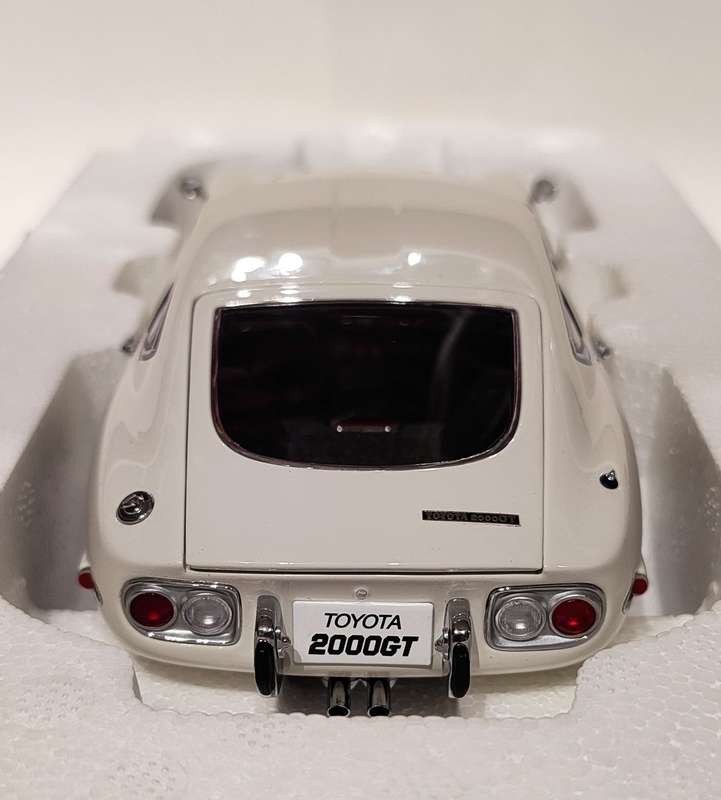 **VERY RARE/Mint/Boxed** 1/18 AUTOart Millennium Toyota 2000GT Coupe (Upgraded) White (78747)