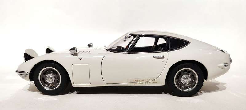 **VERY RARE/Mint/Boxed** 1/18 AUTOart Millennium Toyota 2000GT Coupe (Upgraded) White (78747)
