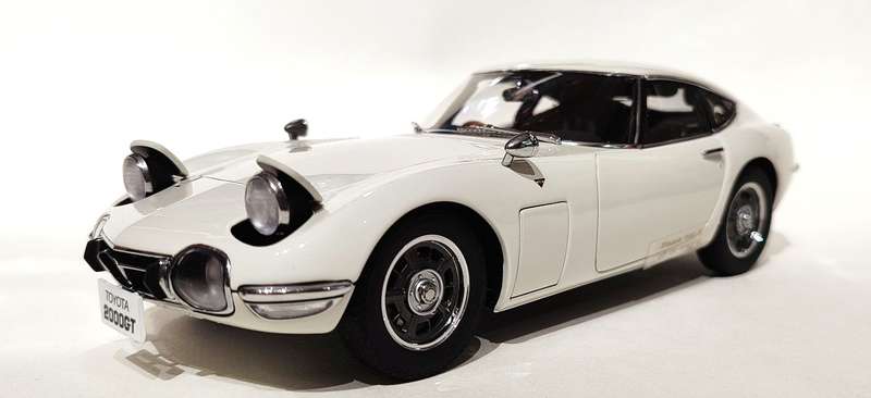 **VERY RARE/Mint/Boxed** 1/18 AUTOart Millennium Toyota 2000GT Coupe (Upgraded) White (78747)