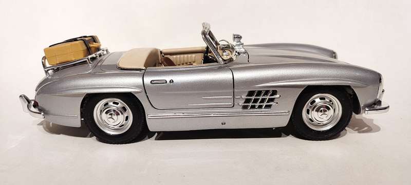**Pre-Loved/No Box** 1/18 Bburago Mercedes Benz 300 SL Touring - Silver (Missing Windscreen)
