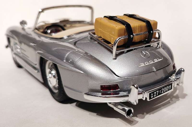 **Pre-Loved/No Box** 1/18 Bburago Mercedes Benz 300 SL Touring - Silver (Missing Windscreen)