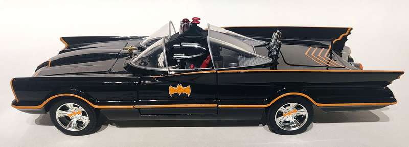 *NEW* 1/18  Jada Classic TV Series 1966 Batmobile with Diecast Figures and Lights