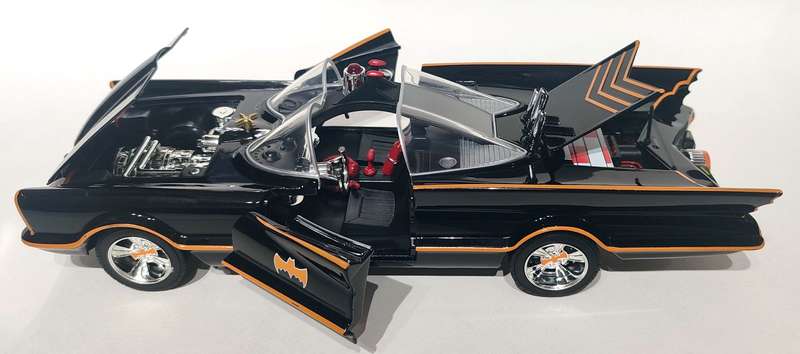 *NEW* 1/18  Jada Classic TV Series 1966 Batmobile with Diecast Figures and Lights