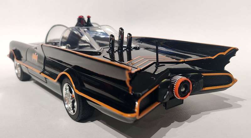 *NEW* 1/18  Jada Classic TV Series 1966 Batmobile with Diecast Figures and Lights