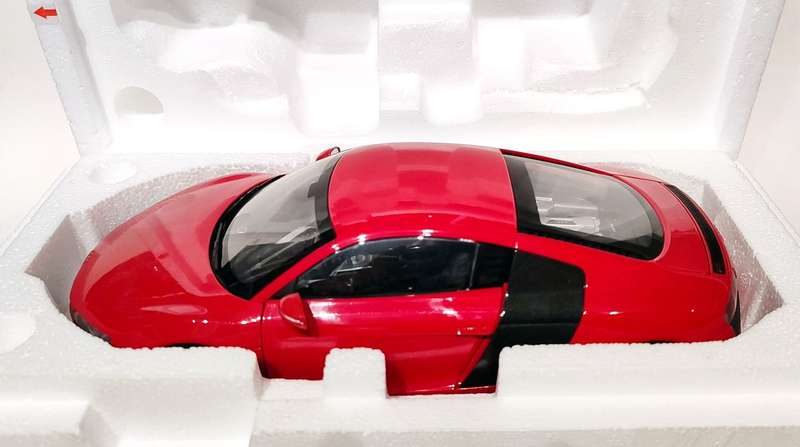**VERY RARE/MINT/BOXED** 1/18 Kyosho Audi R8 Red (09213R)