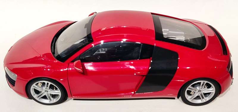 **VERY RARE/MINT/BOXED** 1/18 Kyosho Audi R8 Red (09213R)