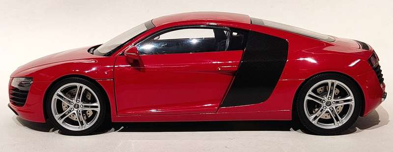 **VERY RARE/MINT/BOXED** 1/18 Kyosho Audi R8 Red (09213R)