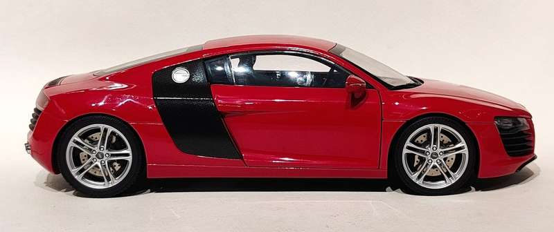 **VERY RARE/MINT/BOXED** 1/18 Kyosho Audi R8 Red (09213R)