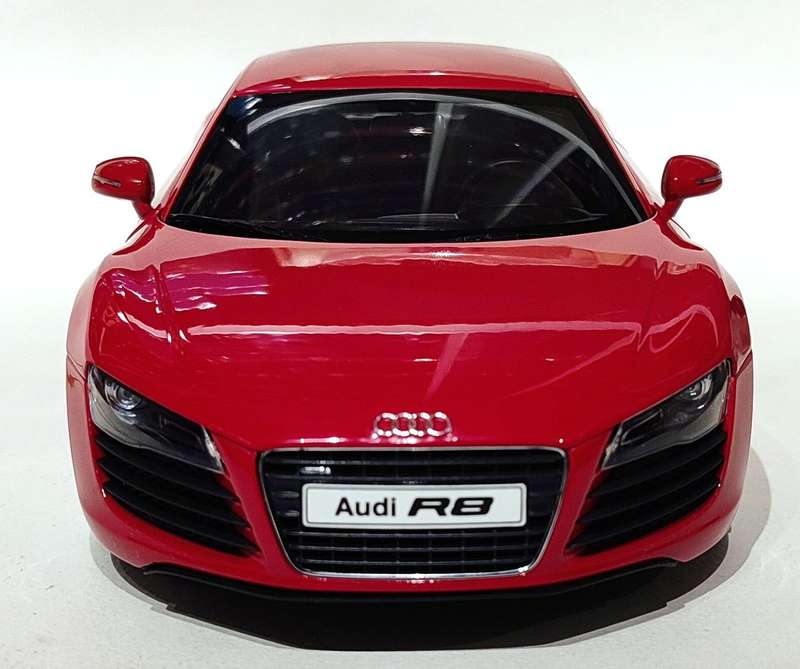 **VERY RARE/MINT/BOXED** 1/18 Kyosho Audi R8 Red (09213R)