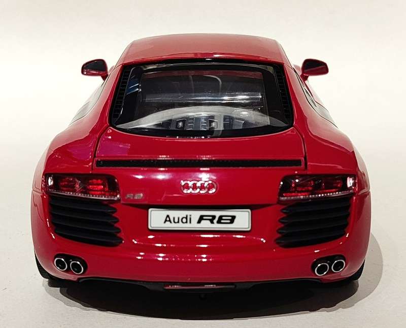 **VERY RARE/MINT/BOXED** 1/18 Kyosho Audi R8 Red (09213R)