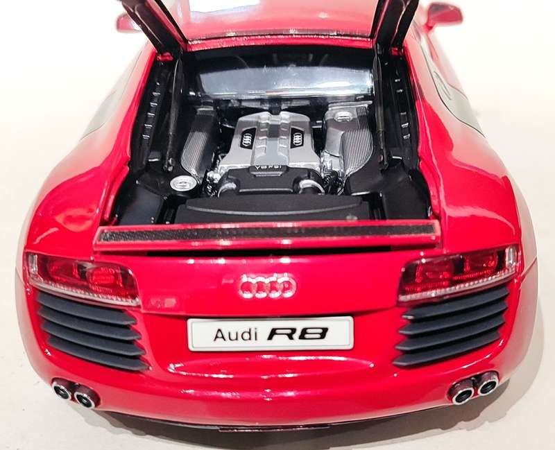 **VERY RARE/MINT/BOXED** 1/18 Kyosho Audi R8 Red (09213R)