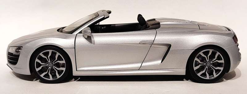 **VERY RARE/NEW/BOXED** 1/18 Kyosho Audi R8 Spyder Silver (09217S)