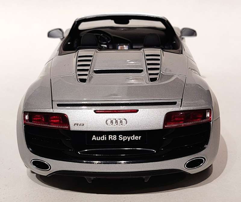 **VERY RARE/NEW/BOXED** 1/18 Kyosho Audi R8 Spyder Silver (09217S)
