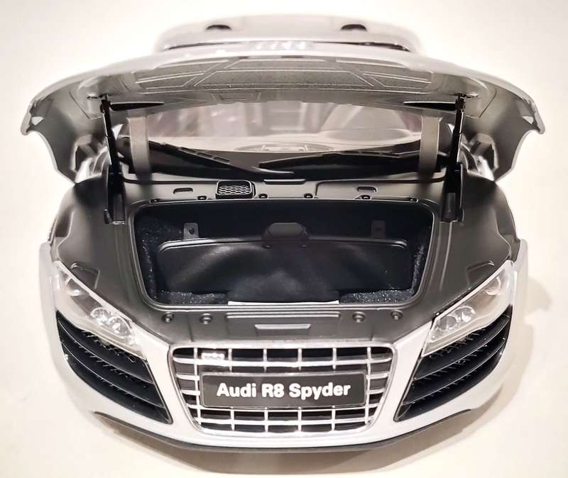 **VERY RARE/NEW/BOXED** 1/18 Kyosho Audi R8 Spyder Silver (09217S)