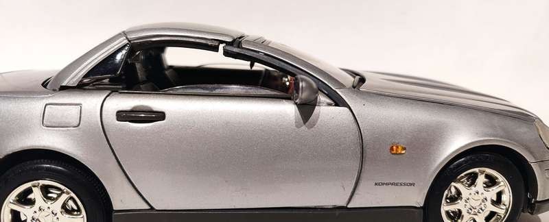 **Pre-Loved/Damaged** 1/18 Maisto Mercedes Benz SLK230 (R170) Silver (Resto or scrapyard)