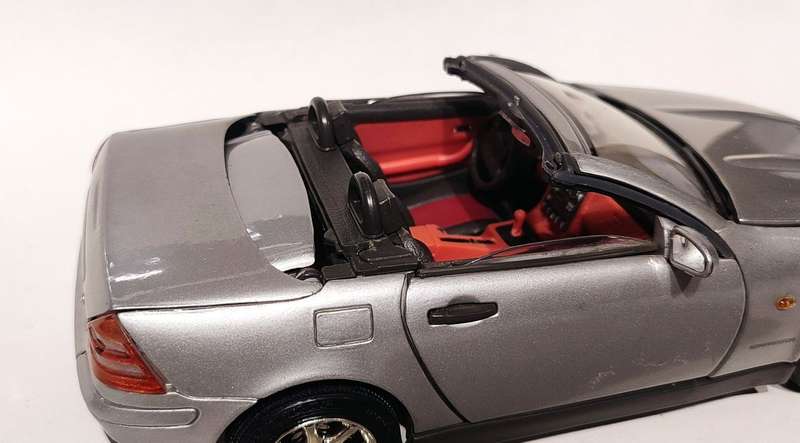 **Pre-Loved/Damaged** 1/18 Maisto Mercedes Benz SLK230 (R170) Silver (Resto or scrapyard)