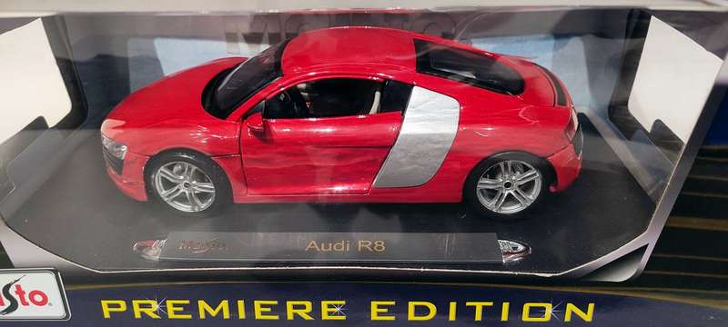 **RARE/BOXED/MINT MODEL** 1/18 Maisto Premiere Edition Audi R8 Red/Silver