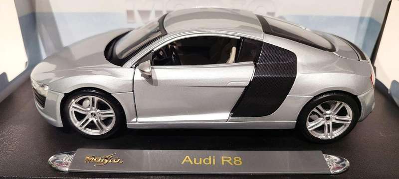 **BOXED/MINT MODEL** 1/18 Maisto Premiere Edition Audi R8 Silver (36143)