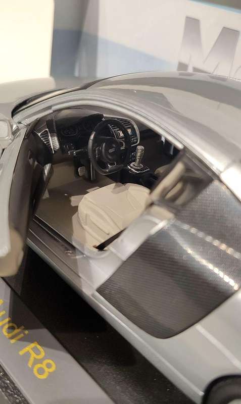 **BOXED/MINT MODEL** 1/18 Maisto Premiere Edition Audi R8 Silver (36143)