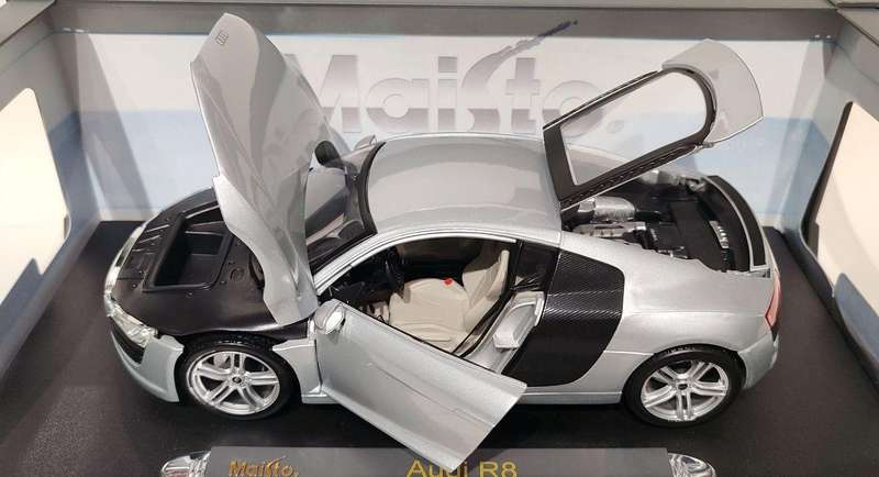 **BOXED/MINT MODEL** 1/18 Maisto Premiere Edition Audi R8 Silver (36143)