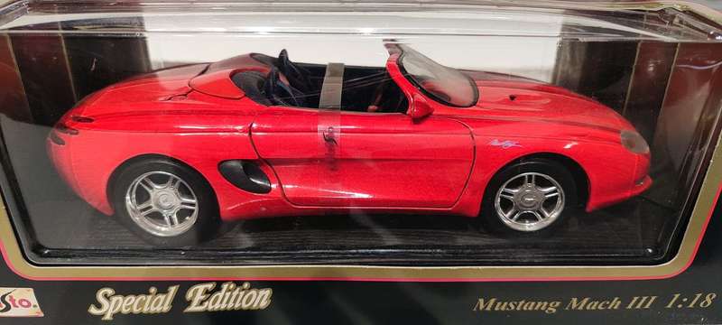 **RARE/BOXED/MINT MODEL** 1/18 Maisto SE Mustang Mach III Red (31815)
