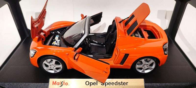 **BOXED/MINT MODEL** 1/18 Maisto SE Opel Speedster Metallic Orange (31615)