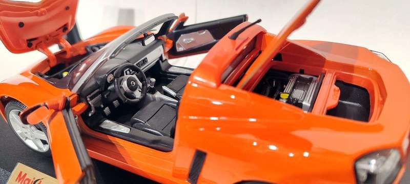 **BOXED/MINT MODEL** 1/18 Maisto SE Opel Speedster Metallic Orange (31615)