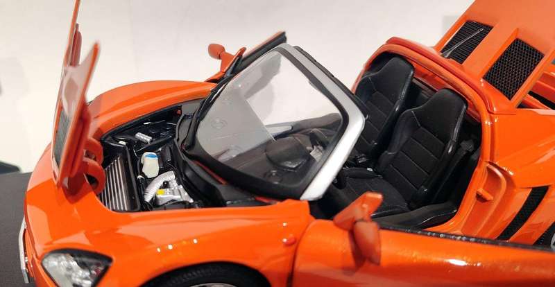 **BOXED/MINT MODEL** 1/18 Maisto SE Opel Speedster Metallic Orange (31615)