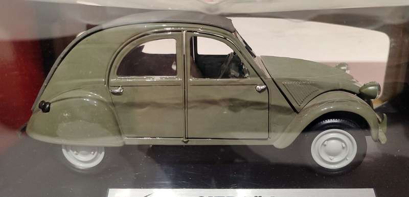 **BOXED/MINT MODEL** 1/18 Maisto Super Edition Citroen 2CV 1952 Grey/Army Green (37834)