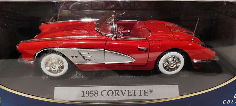 **MINT/BOXED** 1/18 MotorMax 1958 Corvette Red-White (73109)