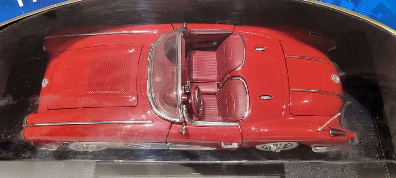 **MINT/BOXED** 1/18 MotorMax 1958 Corvette Red-White (73109)