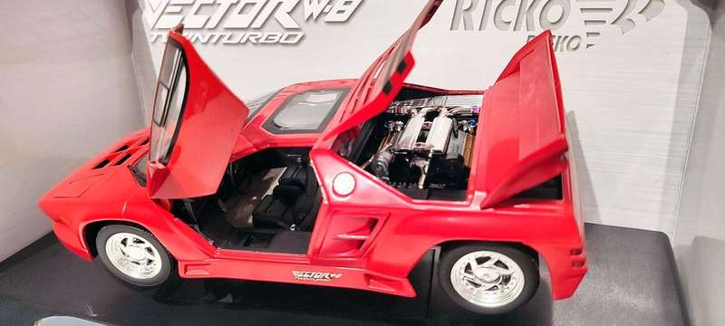 **Very Rare/Mint/Boxed** 1/18 Ricko Vector W8 Twin Turbo Red (32119)