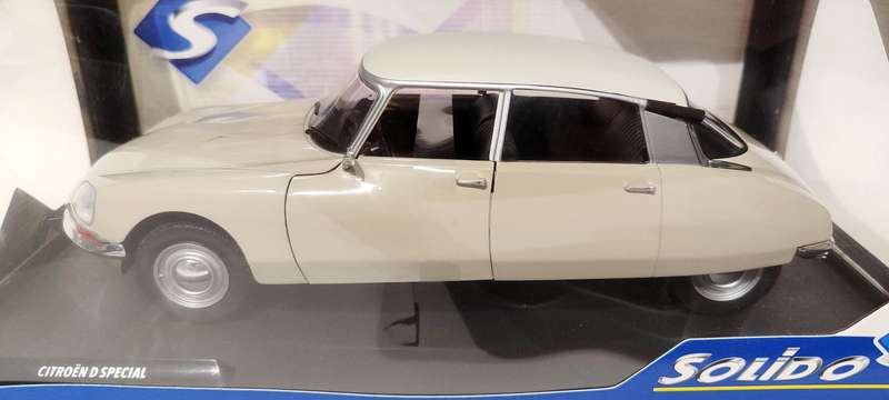 **NEW/BOXED** 1/18 Solido Citroen D Special 1972 Beige Albatros (S1800710)