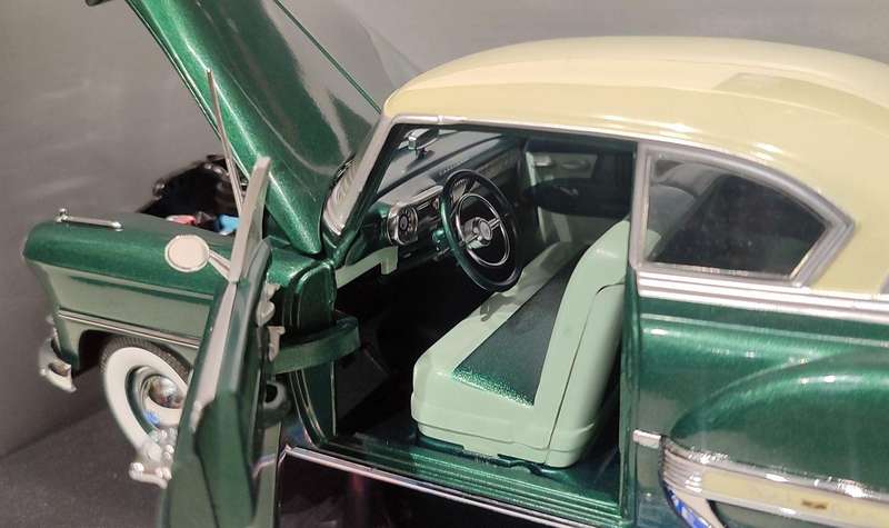 *AS NEW/BOXED* 1/18 Vintage Sunstar 1953 Chevrolet Bel Air Green Metallic (1602)