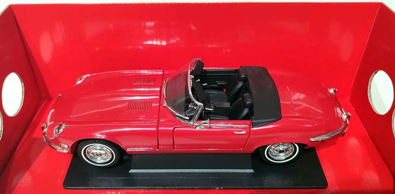 **New/Boxed** 1/18 Yat Ming Road Signature 1971 Jaguar E-Type - Red (92608)