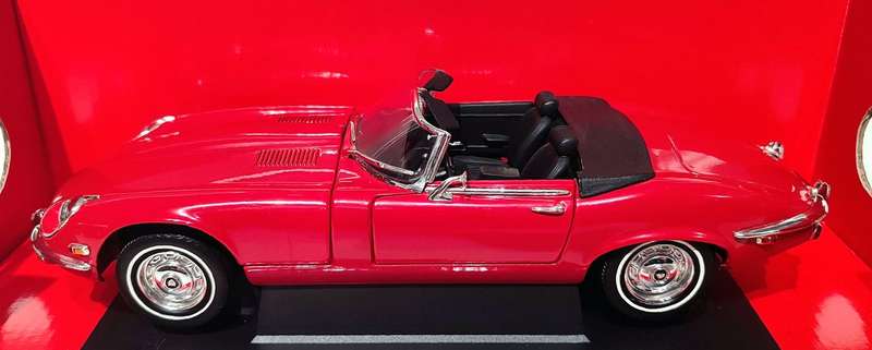 **New/Boxed** 1/18 Yat Ming Road Signature 1971 Jaguar E-Type - Red (92608)
